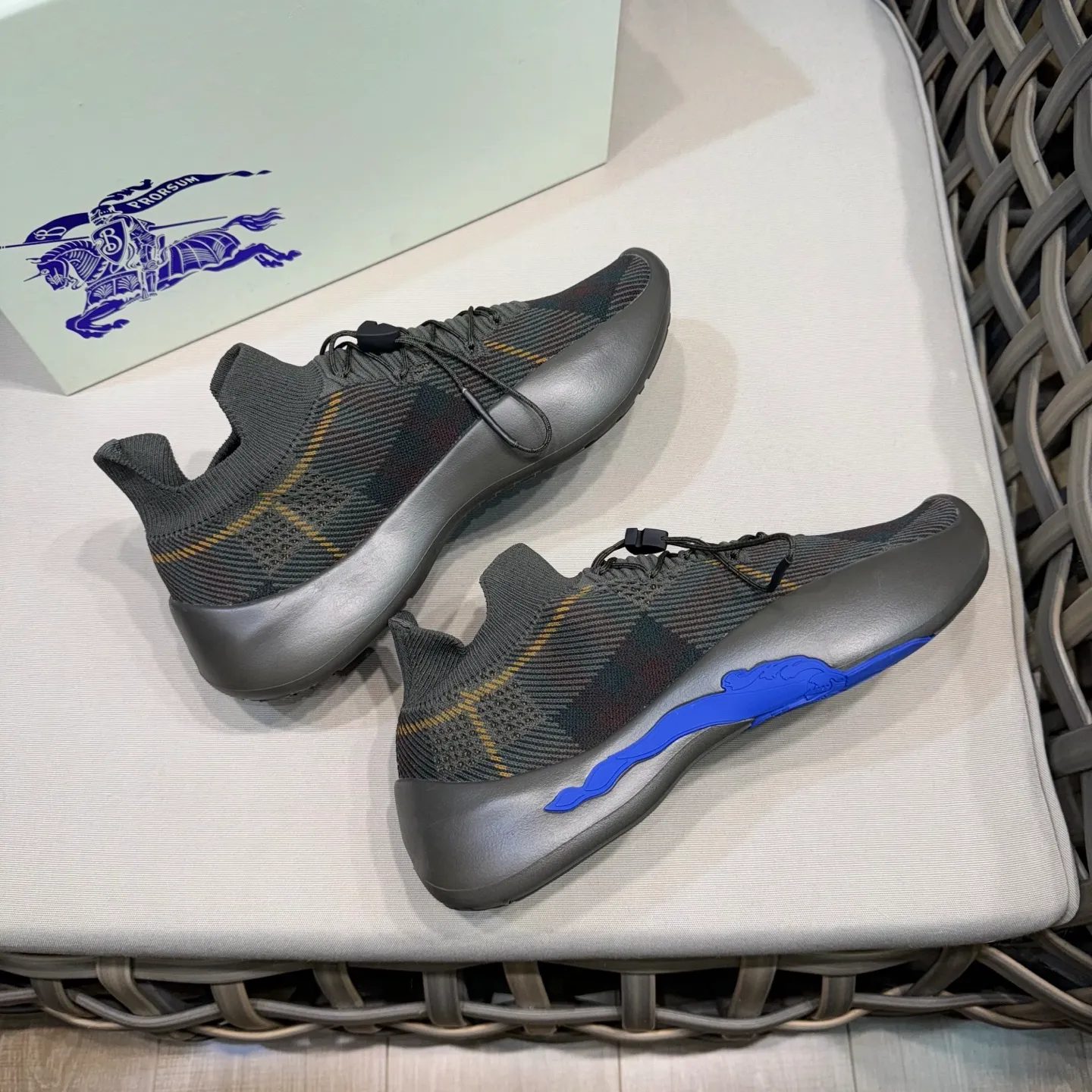 Men's shoes 💰480 [New style] 🐝🐝BURBERRY/Burberry plaid knitted Neptune sneakers｜With breathable sock-style upper｜Embellished with knitted Burberry plaid｜Leather lining Incorporated into a plaid lace design｜Equipped with B-shaped shield buckle｜The sole is decorated with a large wrapped equestrian knight logo (EKD)｜Round toe #drawstring closure#The sole is decorated with the equestrian knight logo (EKD)｜At least 50% of the main materials of the boutique are from renewable sources Size: 39-44 (45 custom-made)